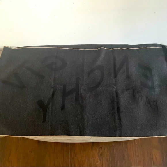 New Unisex Givenchy Logo Scarf - Picture 3 of 5